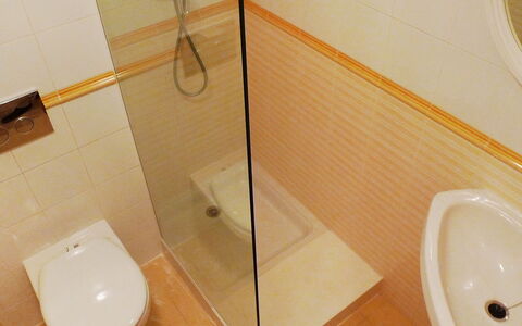 Turquesa: Badezimmer, Toilette, Eigentum, Armatur, Fliese, Zimmer, Fussboden, Toilleten Sitz, Wand, Installation