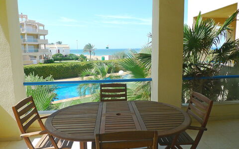 Las Dunas: Eigentum, Möbel, Gebäude, Balkon, Zimmer, Grundeigentum, Stuhl, Haus, Tabelle, Resort