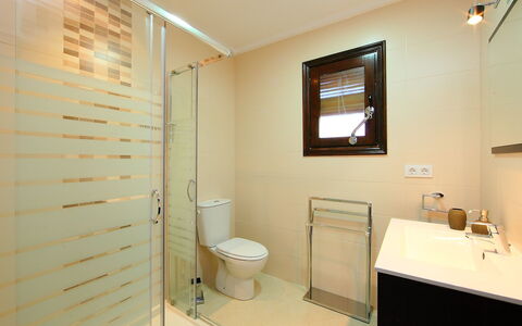 Les Canyes: Badezimmer, Zimmer, Eigentum, Interior Design, Wand, Gebäude, Grundeigentum, Die Architektur, Armatur, Decke