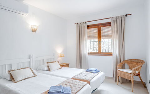 Les Canyes: Möbel, Interior Design, Zuhause, Flooring, Fussboden, Bett, Schlafzimmer, Decke, Wohnung, Zimmer