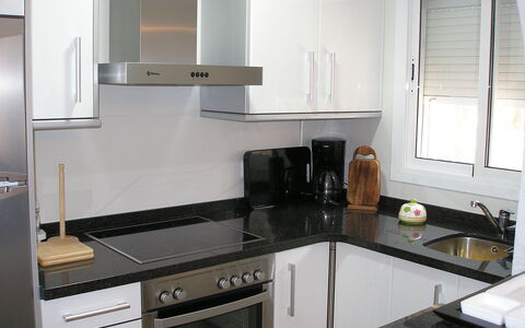 Mimosa i: Countertop, Zimmer, Cabinetry, Küche, Möbel, Eigentum, Herd, Interior Design, Fliese, Gebäude
