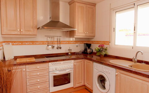 Villa Lyndy: Countertop, Cabinetry, Zimmer, Möbel, Eigentum, Küche, Sinken, Gebäude, Interior Design, Fussboden