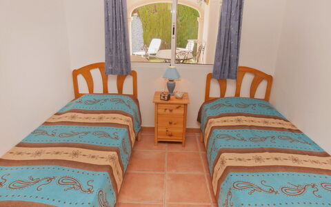 Villa Lyndy: Zimmer, Schlafzimmer, Möbel, Bettdecke, Eigentum, Türkis, Bett, Aqua, Bedding, Interior Design