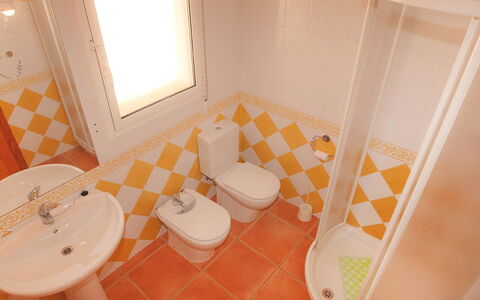 Villa Lyndy: Badezimmer, Eigentum, Zimmer, Fussboden, Fliese, Toilleten Sitz, Toilette, Haus, Interior Design, Zuhause