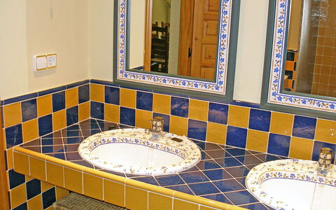 Villa Corona: Fliese, Badezimmer, Zimmer, Eigentum, Fussboden, Interior Design, Flooring, Marmor, Armatur, Die Architektur