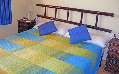 Villa Corona: Schlafzimmer, Bett, Bettdecke, Möbel, Zimmer, Bedding, Bettrahmen, Eigentum, Bettwäsche, Fussboden