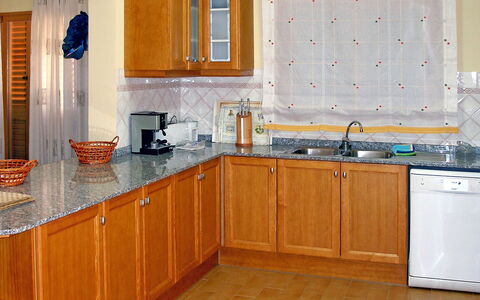 Villa Corona: Cabinetry, Countertop, Küche, Zimmer, Möbel, Eigentum, Interior Design, Fussboden, Gebäude, Fliese