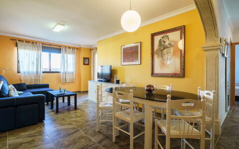 Jávea 184: Zimmer, Eigentum, Gebäude, Möbel, Interior Design, Fussboden, Gelb, Tabelle, Grundeigentum, Haus