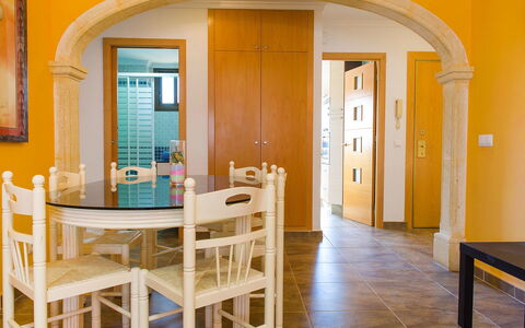 Jávea 184: Zimmer, Eigentum, Gebäude, Gelb, Esszimmer, Möbel, Fussboden, Interior Design, Tabelle, Haus