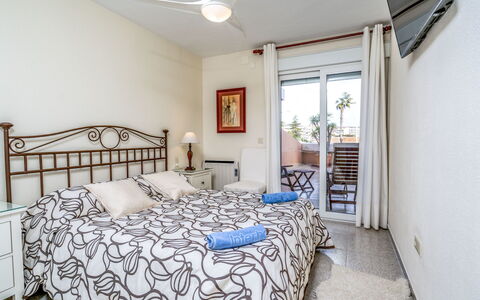 Sorolla: Schlafzimmer, Bett, Zimmer, Eigentum, Möbel, Bettdecke, Bedding, Bettrahmen, Decke, Interior Design