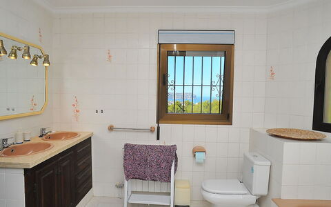 Tosalans: Zimmer, Badezimmer, Eigentum, Gebäude, Interior Design, Fussboden, Möbel, Armatur, Haus, Fliese