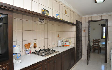 Tosalans: Countertop, Zimmer, Eigentum, Gebäude, Cabinetry, Küche, Möbel, Decke, Interior Design, Grundeigentum