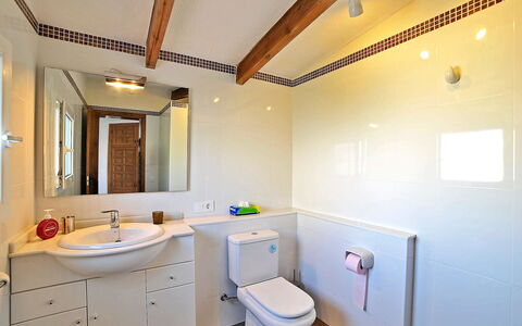 Pinomar: Badezimmer, Zimmer, Eigentum, Decke, Interior Design, Gebäude, Haus, Die Architektur, Wand, Grundeigentum