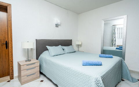 Pinomar: Schlafzimmer, Bett, Möbel, Zimmer, Bettdecke, Eigentum, Bettrahmen, Matratze, Interior Design, Bedding