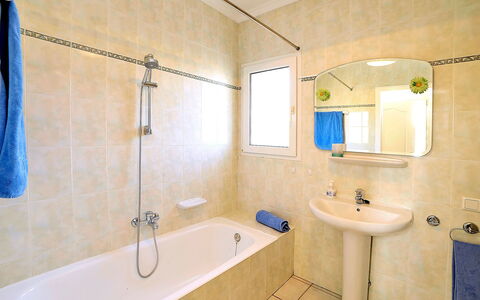 Arborcer: Badezimmer, Eigentum, Zimmer, Interior Design, Armatur, Gebäude, Fliese, Grundeigentum, Die Architektur, Haus