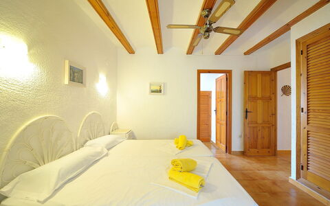 Reposo: Zimmer, Bett, Schlafzimmer, Möbel, Eigentum, Interior Design, Decke, Bettdecke, Gebäude, Bettrahmen