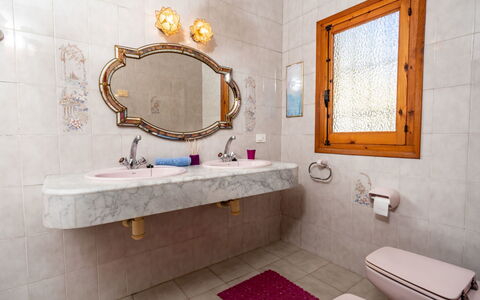 Amadorio: Badezimmer, Zimmer, Eigentum, Fliese, Interior Design, Wand, Fussboden, Bad Zubehör, Sinken, Zapfhahn