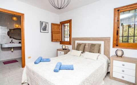 Amadorio: Schlafzimmer, Möbel, Zimmer, Bett, Eigentum, Bettdecke, Bettrahmen, Interior Design, Matratze, Bedding
