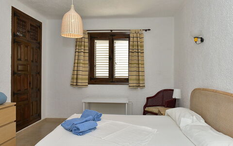 Toscal: Zimmer, Möbel, Schlafzimmer, Eigentum, Interior Design, Bett, Wand, Gebäude, Decke, Bettdecke