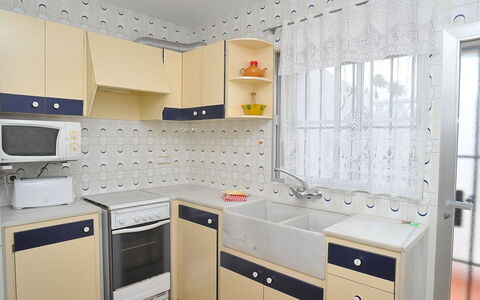 Patrai: Eigentum, Zimmer, Cabinetry, Möbel, Küche, Interior Design, Countertop, Gebäude, Major Appliance, Gelb
