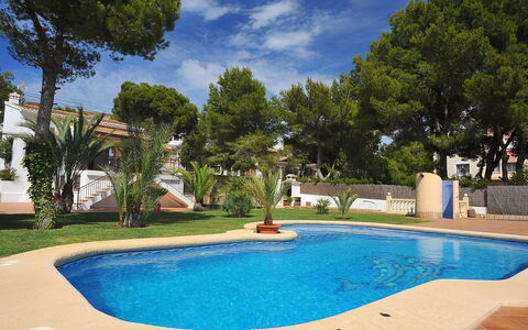Patrai: Schwimmbad, Eigentum, Grundeigentum, Freizeit, Wohngebiet, Urlaub, Wasser, Estate, Resort, Haus