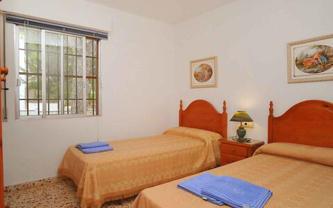 Patrai: Schlafzimmer, Zimmer, Bett, Möbel, Eigentum, Bettdecke, Bettrahmen, Interior Design, Matratze, Gebäude
