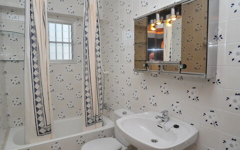 Patrai: Badezimmer, Eigentum, Zimmer, Interior Design, Grundeigentum, Wand, Die Architektur, Gebäude, Zapfhahn, Fliese