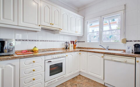 Eucaliptus: Cabinetry, Countertop, Eigentum, Weiss, Herd, Küchengerät, Küche, Holz, Haushaltsgerät, Interior Design