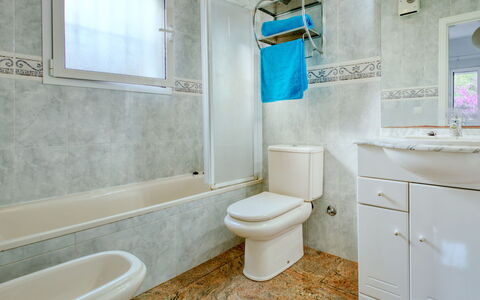 Eucaliptus: Armatur, Eigentum, Badezimmer, Spiegel, Toilleten Sitz, Lila, Blau, Fenster, Cabinetry, Badezimmerschrank