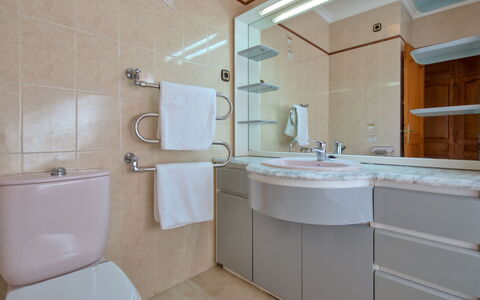 Cap Marti: Spiegel, Zapfhahn, Armatur, Bad Sink, Sinken, Badezimmerschrank, Cabinetry, Badezimmer, Interior Design