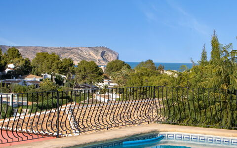 Cap Marti: Wasser, Himmel, Pflanze, Eigentum, Schwimmbad, Baum, Azurblau, Gartenmöbel, Arecales, Freizeit