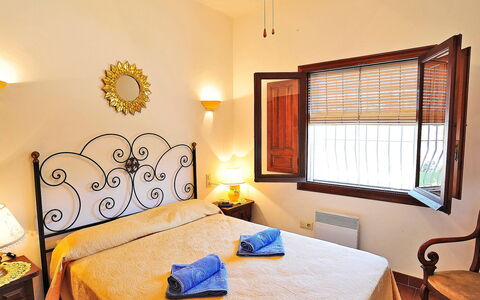 Lucie: Schlafzimmer, Zimmer, Bett, Möbel, Eigentum, Interior Design, Bettrahmen, Gelb, Bettdecke, Gebäude