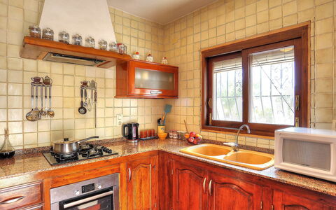 Lucie: Countertop, Eigentum, Zimmer, Möbel, Cabinetry, Küche, Gebäude, Interior Design, Grundeigentum, Haus
