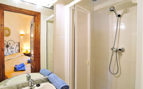 Lucie: Badezimmer, Zimmer, Eigentum, Wand, Gelb, Interior Design, Decke, Gebäude, Haus, Brausenstange