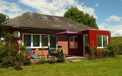 Gemütliches Ferienhaus am Deich mit Gartenzimmer