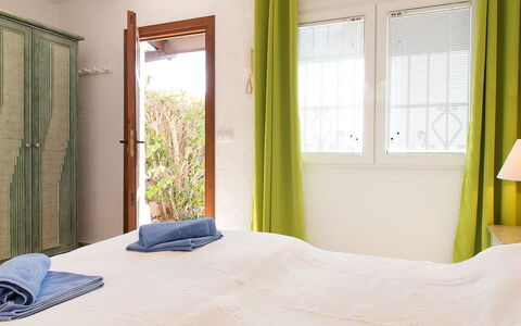 Portichol: Zimmer, Möbel, Eigentum, Interior Design, Schlafzimmer, Bett, Vorhang, Fussboden, Wand, Gelb