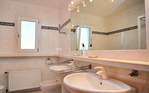 Portichol: Spiegel, Zapfhahn, Armatur, Sinken, Bad Sink, Eigentum, Badezimmer, Lila, Beleuchtung, Interior Design