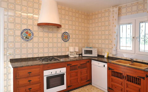 Portichol: Countertop, Cabinetry, Möbel, Eigentum, Küche, Schublade, Zapfhahn, Holz, Herd, Sinken
