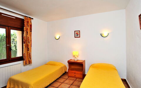 Vina: Zimmer, Möbel, Schlafzimmer, Bett, Eigentum, Interior Design, Gebäude, Gelb, Komfort, Matratzenauflage