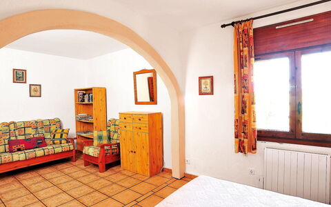 Vina: Zimmer, Eigentum, Interior Design, Gebäude, Gelb, Möbel, Haus, Wand, Die Architektur, Decke