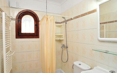 Vina: Badezimmer, Zimmer, Eigentum, Die Architektur, Fliese, Interior Design, Wand, Armatur, Gebäude, Fussboden