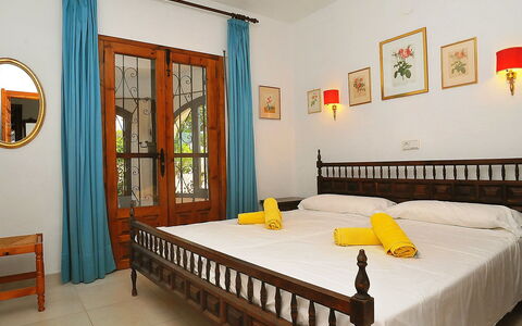Andrea: Schlafzimmer, Möbel, Zimmer, Bett, Eigentum, Bettrahmen, Bettdecke, Interior Design, Gebäude, Fussboden