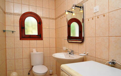 Andrea: Badezimmer, Eigentum, Zimmer, Fliese, Wand, Interior Design, Die Architektur, Gebäude, Armatur, Zapfhahn