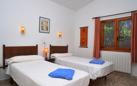 Balcon al Mar: Schlafzimmer, Bett, Zimmer, Möbel, Bettdecke, Eigentum, Bettrahmen, Interior Design, Matratze, Gebäude