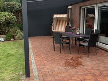 In Hage mit Garten, Terrasse und Grill