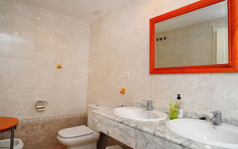 Jávea 421: Badezimmer, Zimmer, Eigentum, Wand, Fliese, Bad Sink, Interior Design, Fussboden, Zapfhahn, Gebäude