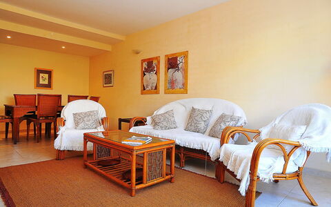 Jávea 421: Zimmer, Möbel, Eigentum, Fussboden, Interior Design, Tabelle, Schlafzimmer, Bett, Gelb, Gebäude