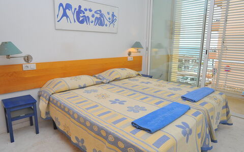 Atarazanas: Schlafzimmer, Bett, Möbel, Zimmer, Bettdecke, Eigentum, Bettrahmen, Matratze, Bedding, Wand