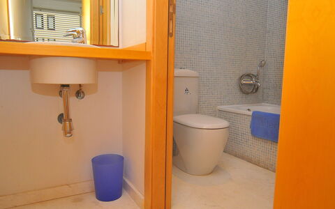 Atarazanas: Badezimmer, Zimmer, Eigentum, Fliese, Bad Zubehör, Toilette, Armatur, Fussboden, Bad Sink, Die Architektur