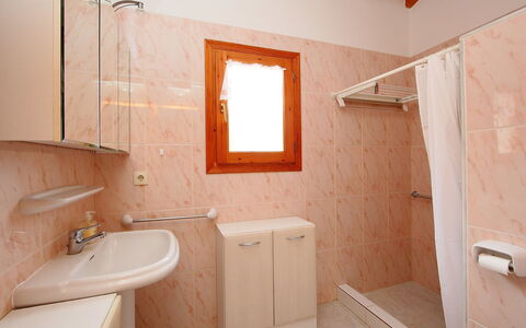 Monte Y Mar: Badezimmer, Zimmer, Eigentum, Wand, Fussboden, Armatur, Interior Design, Haus, Fliese, Gebäude